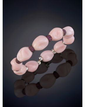 439-PULSERA RIGIDA A ÁGATA ROSA CON ARGOLLAS DE PAVE DE ZAFIROS ROSAS, sobre una montura de oro balnco de 18k. 