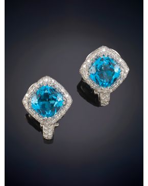 456-PENDIENTES CORTOS DE TOPACIOS AZULES RODEADOS DE BRILLANTES, sobre una montura en oro blanco de 18k. 