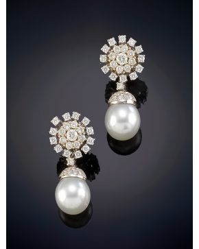 464-BELLOS PENDIENTES ROSETÓN DE BRILLANTES QUE PENDE UNA PERLA AUSTRALIANA TIPO PERA DE GRAN PERFECCIÓN DE BELLO ORIENTE Y HOMOGÉNEO COLOR.