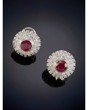 466-CLÁSICOS PENDIENTES DOBLE ORLA DE BRILLANTES CON UN RUBI CENTRAL, sobre una montura de oro blanco de 18k. Peso total de los rubíes: 2,11ct. aprox. Peso total de los brillantes: 6,16ct. aprox. 