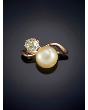 47-ELEGANTE SORTIJA ANTIGUA "TÚ Y YO" CON UNA PERLA  Y UN BRILLANTE sobre una montura en oro rosa de 18K.