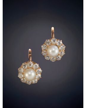 48-ANTIGUOS PENDIENTES ROSETÓN DE BRILLANTES CON UNA PERLA CENTRAL sobre una montura en oro rosa de 18K.