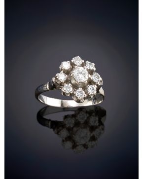 493-ELEGANTE SORTIJA ESTILO ROSETÓN CON DIAMANTES DE 0,85CT con una montura en platino.