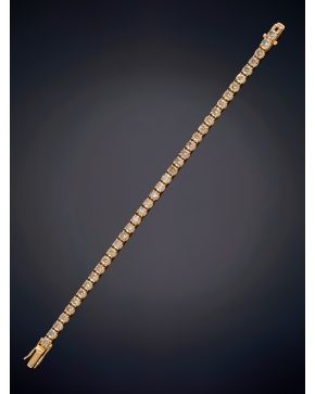 50-PULSERA RIVIERE DE BRILLANTES BROWN CON UN PESO TOTAL DE 5,70CT. APROX. Sobre una montura de garras en oro amarillo de 18k. 