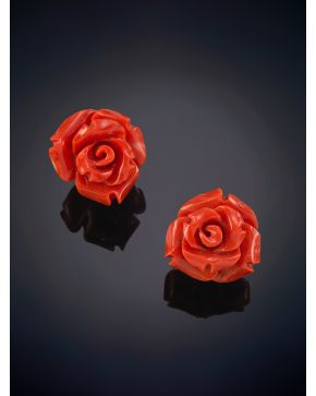 502-PENDIENTES FLOR DE CORAL ROJO MEDITERRÁNEO BELLAMENTE TALLADOS sobre una montura de oro blanco de 18k. 