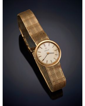 52-RELOJ OMEGA DE PULSERA PARA SEÑORA AÑOS 40. BRAZALETE EN ORO AMARILLO DE 18K. Sin corona. 