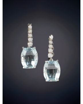 530-EXQUISITOS PENDIENTES COLGANTES DE AGUAMARINAS DE 12CT QUE PENDEN DE DOS HILERAS DE CINCO BRILLANTES DE 0,45CT APROX sobre una montura de oro blanco de 18K. 