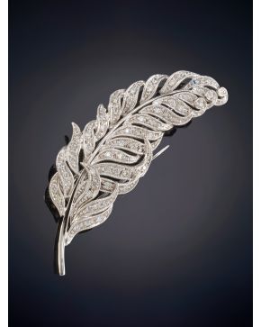 534-BROCHE PLUMA ELEGANTE DISEÑO CON CHISPITAS DE BRILLANTES. Montura en oro blanco de 18k.  