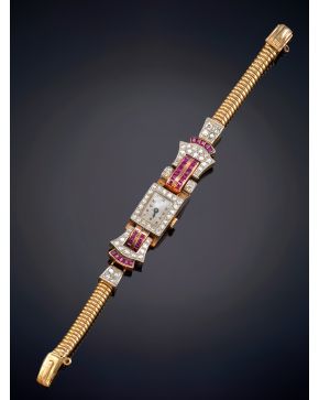 571-ELEGANTE RELOJ DE PULSERA CHEVALIER, C. 1940. CAJA EN ORO AMARILLO Y BLANCO CON BRILLANTES Y RUBÍES CALIBRADOS, PROPIOS DE LA ÉPOCA, CON BRAZALETE TUBO DE GAS. Movimiento mecánico manual. 