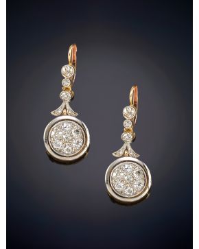 575-EXQUISITOS PENDIENTES ANTIGUOS DE DIAMANTES de bellas formas vegetales. Sobre una montura de oro amarillo de 18k con el frente en oro blanco de 18k. 