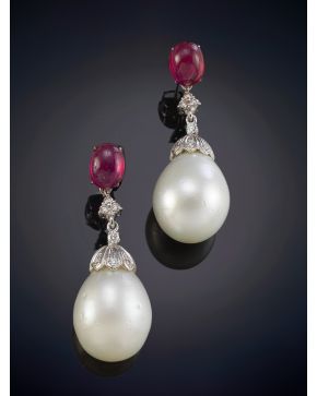 576-EXQUISITOS PENDIENTES DE PERLAS AUSTRALIANAS, TIPO PERA, DE INTENSO ORIENTE CORONADAS POR UN CABUJÓN DE RUBÍ Y BRILLANTES, CALIDAD EXTRA. Montura de oro blanco de 18k. 