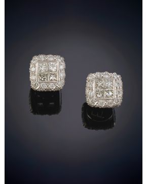 590-PENDIENTES DE BRILLANTES, TALLA PRINCESA, DISEÑO DE DAMERO, CALIDAD EXTRA. Montura de oro blanco de 18k. 