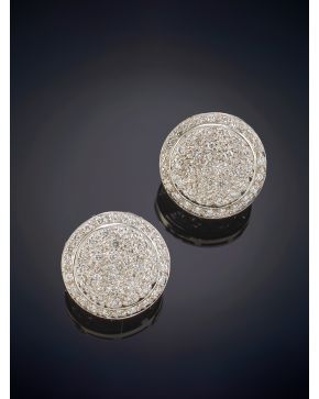 598-GRANDES PENDIENTES BOTÓN DE BRILLANTES con un peso de 1,25ct. aprox. Sobre una montura de oro blanco de 18k. 