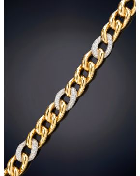 600-GRAN BRAZALETE MODERNO DE ESLABONES GRUESOS LISOS CON TRES ESLABONES DE PAVE DE BRILLANTES INTERCALADOS, CALIDAD EXTRA. Montura en oro amarillo de 18k. 