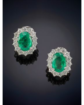 608-PENDIENTES CORTOS DE ESMERALDAS TALLA OVAL DE INTENSO COLOR Y LIMPIA CRISTALIZACIÓN ORLADOS DE BRILLANTES CUYO PESO TOTAL ES DE 1,30CT APROX. 