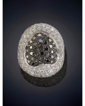 611-ELEGANTE SORTIJA DE BRILLANTES Y BRILLANTES NEGROS, CALIDAD EXTRA. GRAN MONTURA ANCHA CUAJADA DE BRILLANTES CON UN ORIGINAL DISEÑO CENTRAL A MODO DE CORAZÓN DE DIAMANTES NEGROS. Pieza de alta joyería realizado sobre una montura de oro blanco de 1