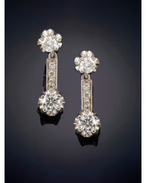 618-EXQUISITOS PENDIENTES DE BRILLANTES CON DOS BRILLANTES REMATADOS POR UNA BARRITA, calidad extra. Sobre una montura de oro blanco de 18k. Peso total de los brillantes: 0,80ct. aprox. 