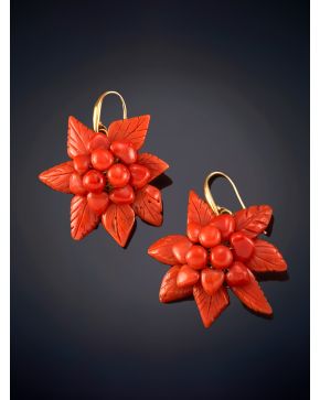 62-PENDIENTES COLGANTES DE CORAL ROJO MEDITERRÁNEO CON UN DISEÑO FLORAL EXQUISITAMENTE LABRADO. Calidad extra. Montura de oro amarillo de 18k. 