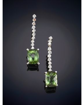 623-ELEGANTES PENDIENTES RIVIERE DE BRILLANTES CON UNA TURMALINA VERDE. Sobre una montura de garras de oro blanco de 18k. Peso total de los brillantes: 0,75ct. aprox. 