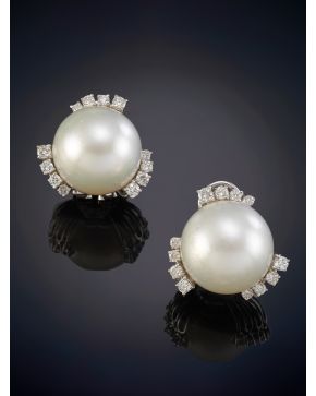 635-BELLOS PENDIENTES CON IMPORTANTES PENDIENTES DE PERLAS AUSTRALIANAS DE 16MM DE DIÁMETRO, DE INTENSO ORIENTE Y GRAN PERFECCIÓN, ADORNADOS POR BRILLANTES. CALIDAD EXTRA. Pieza de alta joyería realizada sobre una montura de oro blanco de 18k. Peso t