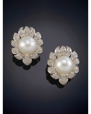 645-PENDIENTES DE PERLAS AUSTRALIANAS ABOTONADAS DE 12MM CON UN DISEÑO EN FORMA DE FLOR CON PÉTALOS DE BRILLANTES. Montura en oro blanco de 18k. Firmado Yanes. Peso total de los brillantes: 2,5ct.aprox.