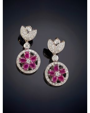 66-ELEGANTES PENDIENTES DISEÑO FLORAL CON PÉTALOS DE RUBÍES Y UNA MONTURA CUAJADA POR BRILLANTES en oro blanco de 18K.