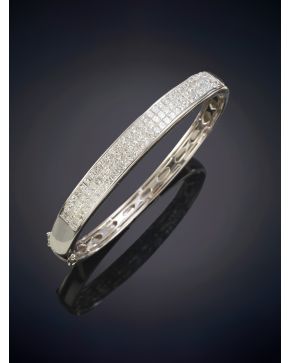 661-MODERNO BRAZALETE DE DIAMANTES, TALLA PRINCESA, SOBRE UNA MONTURA DE ENGASTE INVISIBLE REALIZADA EN ORO BLANCO DE 18K. 