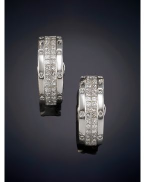 663-ELEGANTES PENDIENTES DE DIAMANTES TALLA PRINCESA sobre una montura de oro blanco de 18k. 