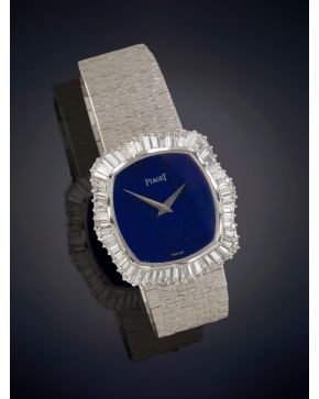 674-PIAGET ELEGANTE E IMPORTANTE RELOJ JOYA DE PULSERA PARA SEÑORA CON CAJA DECORADA CON DIAMANTES, TALLA TRAPECIO CALIDAD EXTRA. Y ESFERA LAPISLÁZULI. Movimiento mecánico manual. 