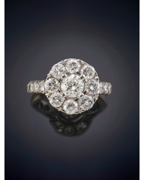 676-ELEGANTE SORTIJA ROSETÓN DE BRILLANTES CON UNO CENTRAL DE 0,70CT. APROX. Sobre una montura de garras en oro blanco de 18k. Peso total de los brillantes: 2,70ct. aprox. Certificado HRD