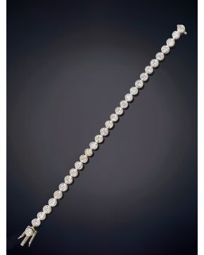 697-ELEGANTE PULSERA RIVIERE DE BRILLANTES QUE SUMAN UN TOTAL DE 8,50 CT.APROX, sobre una montura de oro blanco de 18K.