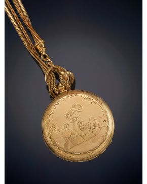 710-RELOJ DE BOLSILLO SABONETA PARA DAMA. CAJA EN ORO AMARILLO DE 18K BELLAMENTE CINCELADA CON ESCENA GALANTE Y LEONTINA. Esfera blanca con numeración arábiga y agujas esqueleto.