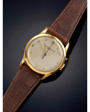 727-VACHERON&CONSTANTIN. GENEVE AÑO 1940. CAJA CALATRAVA EN ORO AMARILLO DE 18K DE 33,5MM DE DIÁMETRO. MOVIMIENTO MECÁNICO MANUAL VACHERON P454/5C CON ESPIRAL BREGUET BIMETÁLICO. Esfera beige con numeración a puntos aplicados y aguja central para el 