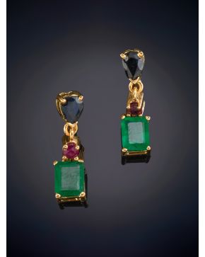 74-PENDIENTES DE ESMERALDAS, ZAFIROS Y RUBÍES sobre una montura de oro amarillo de 18k. Peso total de las esmeraldas: 1,82 ct esmeraldas  y zafiros con un peso total de 1 ct. aprox., 