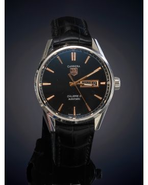 746-TAG HEUER MODELO "CARRERA CAL.5." RELOJ DE PULSERA CON CAJA EN ACERO DE 36MM DE DIÁMETRO Y MAQUINARIA VISTA POR DETRÁS. MOVIMIENTO AUTOMÁTICO. Esfera negra con numeración a trazos aplicados y agujas en rosado. Aguja central para el segundero y do