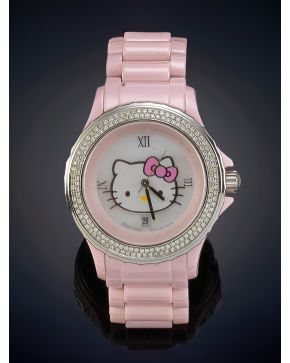 748-HELLO KITTY RELOJ DE PULSERA PARA SEÑORA CON CAJA EN ACERO Y BISEL BRILLANTES. MOVIMIENTO SUIZO DE CUARZO. Original esfera nacarada con síbolo de Kitty. Pulsera en cerámica rosa. 