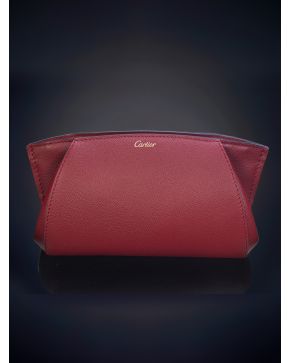 754-CARTIER ESTILO CLUTCH. Elegante cartera en cuero rojo.