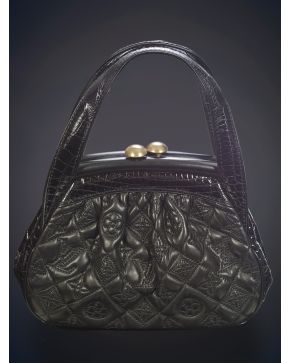 762-LOUIS VUITTON Bolso de mano en piel color negro con frente acolchado con iniciales grabadas de la marca.