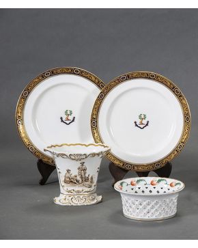 1092-Lote de porcelana compuesto por pareja de platos con filo dorado y marcas de Londres. florero con escena de caza y centro en forma de cesta calada con