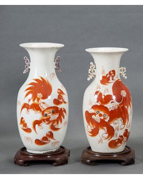 537-Pareja de jarrones en porcelana china. s. XIX. Bicolor en blanco y rojo con representación de dragones. Con certificado.