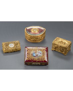 1056-Lote formado por cuatro cajas joyero en bronce dorado. uno con medallón de porcelana con retrato de dama. otro con tapa pintada y el más grande con ta