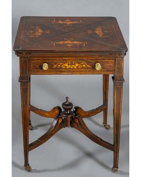 1190-Elegante mesa de pañuelo en madera con decoración de marquetería de maderas frutales y teñidas. Patas unidas por chambrana rematada en copa. Tapete en