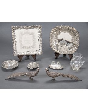 1234-Lote de mesa en plata punzonada y cristal. Compuesto por: elegante bandeja con ala decorada con flores. pareja de saleros en cristal tallado a rueda s