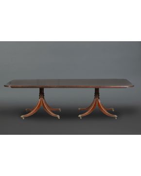 809-Mesa de comedor estilo inglés con doble pata de jarrón terminadas en pies de bronce en forma de garras. sobre ruedas. 