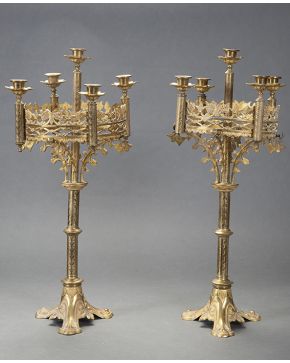 766-Pareja de candelabros neogóticos de cinco luces en bronce.