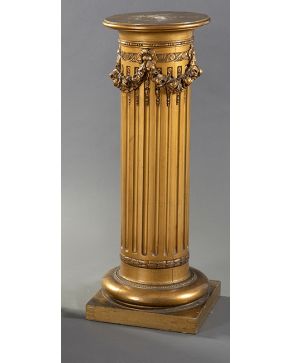 1240-Pedestal en forma de columna con guirnaldas. Francia. s. XIX.