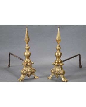 1284-Pareja de morillos para chimenea en hierro con frente en bronce.