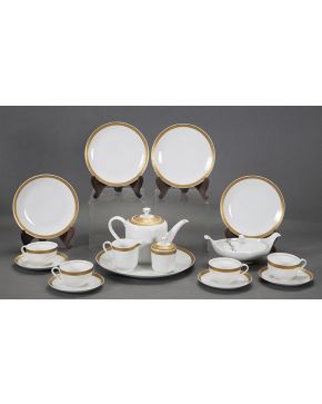 1202-Conjunto de merienda de 12 servicios en blanco y oro. En porcelana alemana con marcas de Arzberg. s. XX.