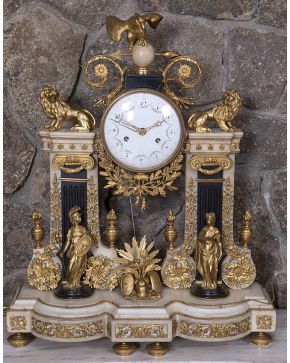 900-Importante reloj estilo Luis XVI en mármol blanco y bronce dorado. Francia. s. XIX.