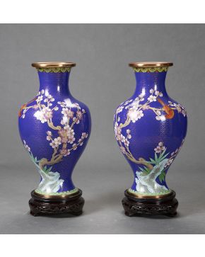 649-Pareja de jarrones estilo oriental en esmalte cloissoné con decoración de árboles en flor y aves. Sobre peanas de madera tallada.